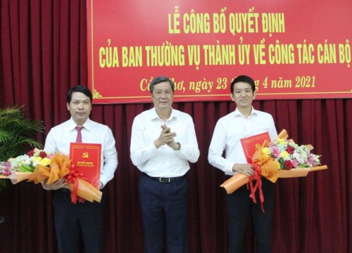 Ban Thường vụ Thành ủy Cần Thơ trao quyết định về công tác cán bộ