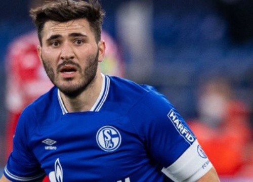 Cầu thủ Schalke bị CĐV đuổi đánh sau khi xuống hạng