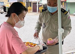 Cô gái Việt làm bánh, nước mời công an ở Campuchia làm nhiệm vụ chống Covid-19: 'Chỉ mong tất cả được bình an'