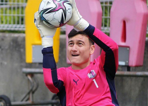 Đặng Văn Lâm tươi rói khoe áo màu hồng ở Cerezo Osaka