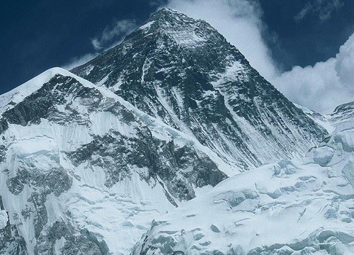 Đỉnh Everest cao nhất thế giới cũng đã có người mắc COVID-19