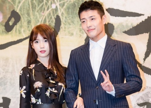 Hot lại khoảnh khắc Kang Ha Neul "phũ" IU tại họp báo, bản chất có giống vụ Kim Jung Hyun xa lánh Seohyun?