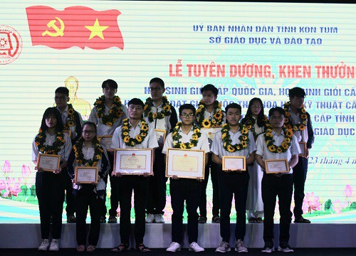 Kon Tum tuyên dương giáo viên dạy giỏi và học sinh giỏi cấp quốc gia