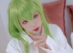 Mỹ nữ Code Geass lại gây thương nhớ khi diện áo sơ mi trắng hờ hững khoe "tâm hồn" to và đẹp