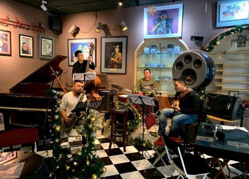 Nghệ sĩ Quyền Thiện Đắc chơi jazz với quan họ