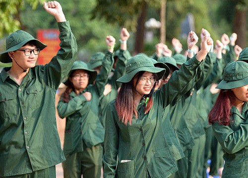 Nữ sinh viên trong màu áo lính: Mồ hôi xen lẫn nụ cười