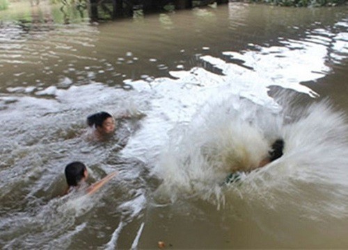 Rủ nhau tập bơi, học sinh lớp 7 chết đuối