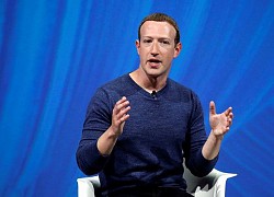 CEO Facebook đăng ảnh cực hài hước, nhưng dân tình không quan tâm mà chỉ "lăm le" soi điện thoại mà Mark sử dụng, nó không phải iPhone!