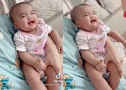 Con gái Mạc Văn Khoa cuối cùng đã cười trước những trò đùa của ba mẹ