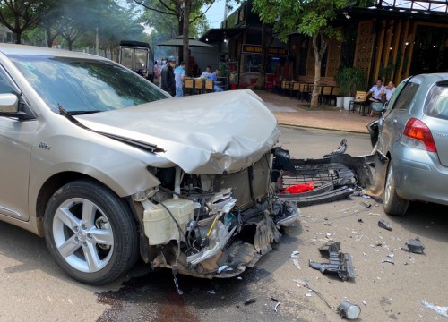 Đắk Lắk: Toyota Camry tông nát đầu vẫn không bung túi khí