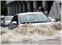 Hà Nội vào mùa mưa ngập, lái ôtô thế nào để tránh rủi ro