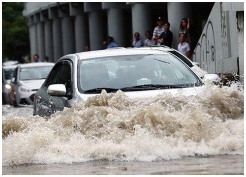 Hà Nội vào mùa mưa ngập, lái ôtô thế nào để tránh rủi ro