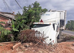 Lấn làn vượt xe máy, tài xế container lao thẳng xe vào nhà dân, cảnh tượng kinh hoàng khiến ai nấy sợ hãi