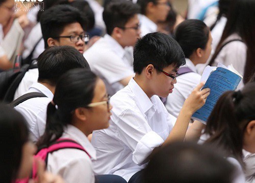 Mùa thi cận kề, teen học thêm tới khuya, "cày bài" tới sáng, thầy cô mua đồ ăn động viên