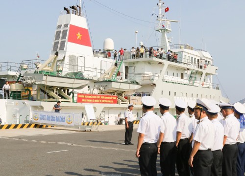 Tàu 571 Hải quân chở đoàn công tác ra Quần đảo Trường Sa