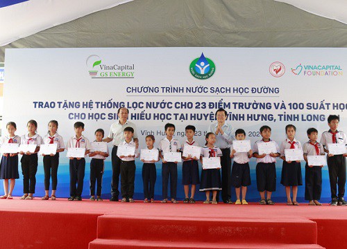 Trao tặng hệ thống lọc nước và học bổng cho học sinh tại Long An