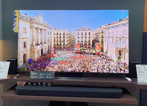 TV 8K đời cũ giảm nửa giá