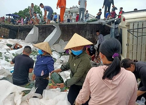 Xe tải chở dưa hấu bị lật được người dân Quảng Bình giúp đỡ, tài xế xúc động nghẹn ngào: 'Tôi thật sự biết ơn'