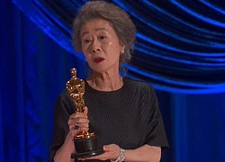 Yuh-Jung Youn: nữ diễn viên Hàn Quốc đầu tiên thắng giải Oscar, lên nhận giải còn 'thả thính' Brad Pitt