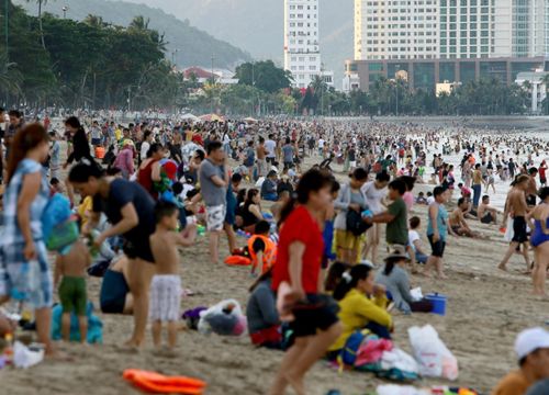 Biển Nha Trang kín người ngày lễ