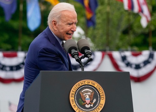 Biden luống cuống tìm khẩu trang quên trong túi quần