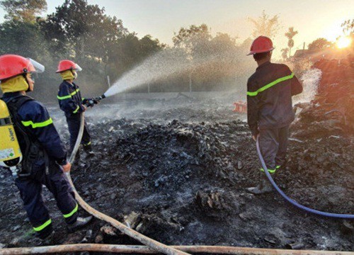 Cháy bãi phế liệu, cột khói bốc cao hàng chục mét trong khu dân cư