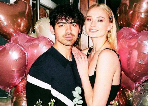 Hai năm hôn nhân của Joe Jonas và Sophie Turner