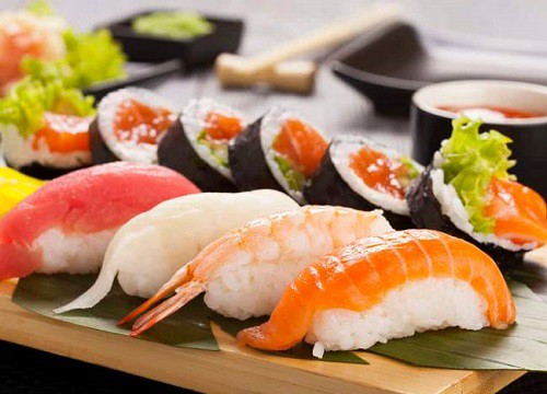 "Học đòi" đi thưởng thức sushi kiểu nhà giàu, thanh niên để mất ngay miếng ăn khi vừa đưa tới miệng