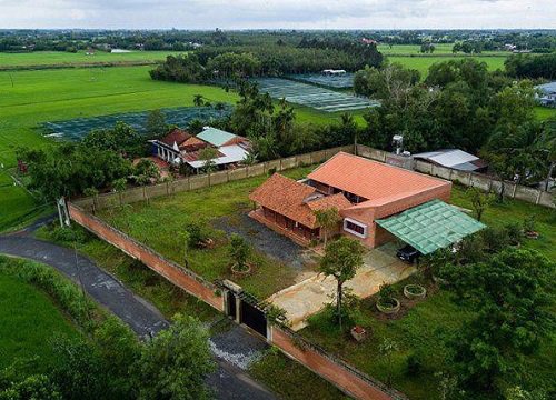 Mê mẩn ngôi 'biệt phủ' toàn gỗ của gia đình 3 thế hệ ở Tây Ninh