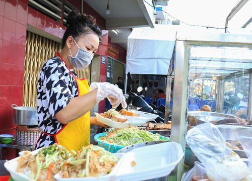 Quán cơm 'tốc độ' nhất Sài Gòn: Gọi món ở quầy, khách vào bàn thì đồ ăn lên tới