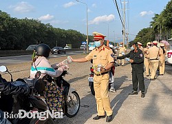 Công an phát nước, khẩu trang cho người đi đường trong ngày đầu nghỉ lễ