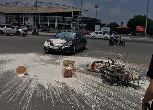 Tông xe máy chở sơn, đầu xe ô tô Mercedes "ố" loang lổ