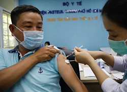 Bộ trưởng Y tế: &#8216;Mở tất cả các cửa để có vaccine Covid-19&#8242;