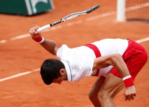 Djokovic lại... đập vợt ở bán kết Belgrade Open