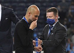 HLV Guardiola bị 'móc mỉa' vì hôn huy chương Á quân