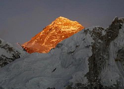 Hàng trăm nhà leo núi vẫn quyết chinh phục đỉnh Everest bất chấp dịch COVID-19