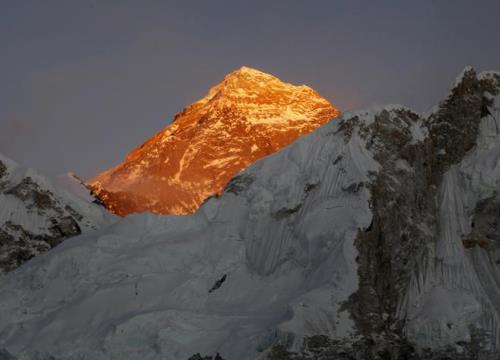 Hàng trăm nhà leo núi vẫn quyết chinh phục đỉnh Everest bất chấp dịch COVID-19