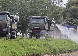 Ảnh: Quân đội tổng lực phun khử khuẩn, tiêu độc Bệnh viện Bệnh Nhiệt đới Trung ương cơ sở 2