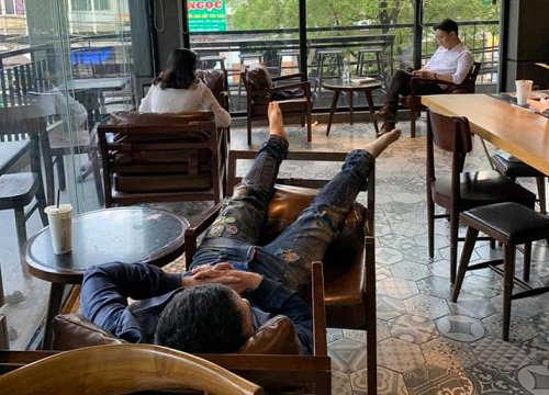 Bó tay thanh niên vô ý thức, ngày nào cũng ra quán cafe nằm dài lên ghế, quản lý nhắc nhở cũng mặc kệ