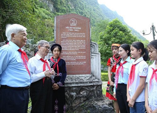 'Cha đẻ nghìn việc tốt' hơn 80 tuổi vẫn đeo khăn quàng đỏ