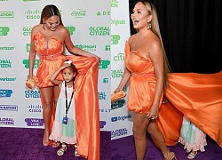 Con gái trốn trong váy của Chrissy Teigen trên thảm đỏ