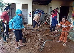 Giáo viên, phụ huynh vùng cao còng lưng đẩy bùn, dọn trường sau mưa lớn