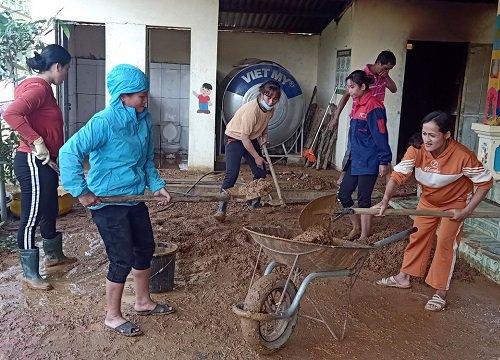 Giáo viên, phụ huynh vùng cao còng lưng đẩy bùn, dọn trường sau mưa lớn