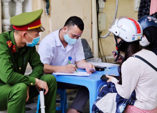 Hà Nội: 134 người không đeo khẩu trang bị phạt hơn 300 triệu, có cả người nước ngoài