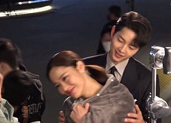 Hậu trường tập cuối 'Vincenzo': Song Joong Ki tình tứ ôm Jeon Yeo Bin, khán giả tích cực 'đẩy thuyền'