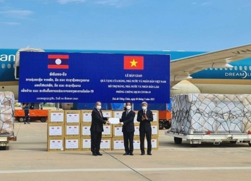 Việt Nam trao tặng 500.000 USD và vật tư, thiết bị y tế hỗ trợ Lào ứng phó dịch Covid-19