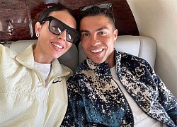 C. Ronaldo tình tứ với bạn gái trên máy bay riêng