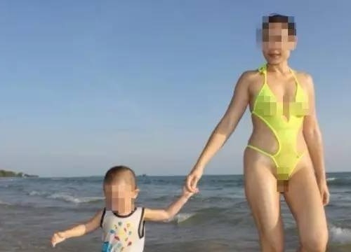 Bà mẹ bị chỉ trích vì diện bikini bé xíu, tạo dáng nhạy cảm đi biển với con