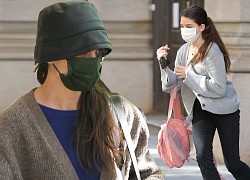 Katie Holmes liên tục né cánh paparazzi khi ra phố cùng con gái Suri