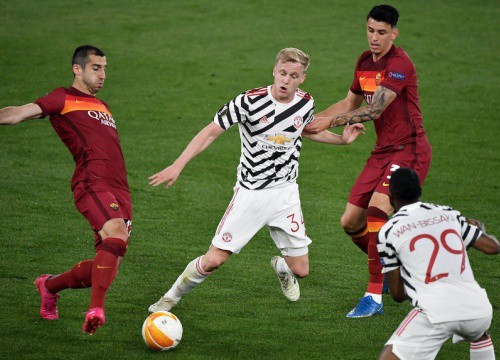 Mourinho muốn giải cứu Van de Beek